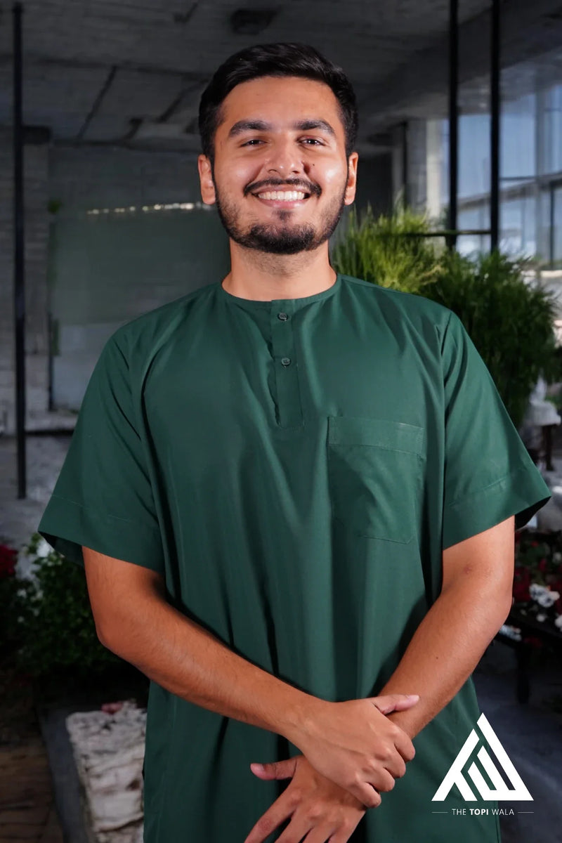 Premium dark green short-sleeved adult thobe from TheTopiWala.com – Shop high-quality Islamic thobes for adults at TheTopiWala.com, perfect for traditional and modern wear, featuring breathable fabric for comfort.