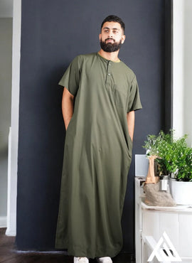 TheTopiWala’s Short Sleeves Thobe in Dark Green - TTW/D23 – Modesty meets style with this lightweight, breathable thobe, perfect for both formal and casual Islamic gatherings.