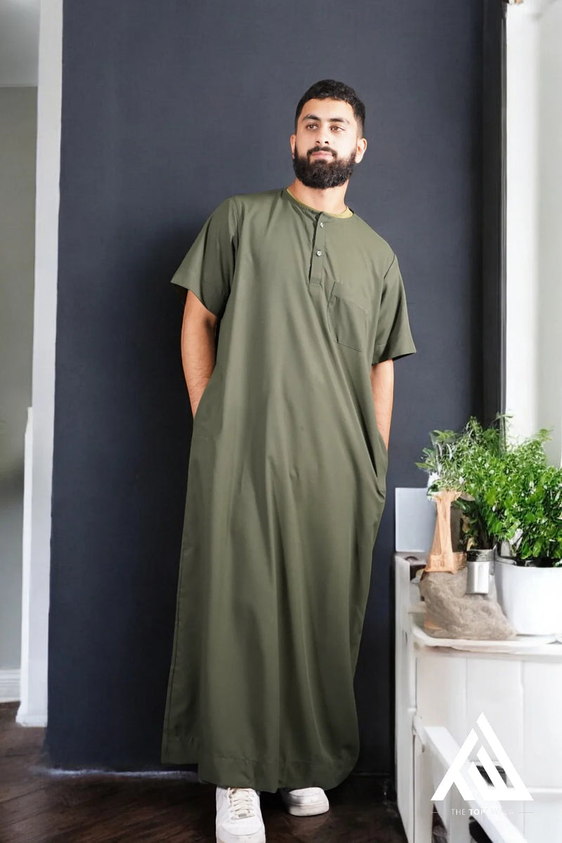 TheTopiWala’s Short Sleeves Thobe in Dark Green - TTW/D23 – Modesty meets style with this lightweight, breathable thobe, perfect for both formal and casual Islamic gatherings.