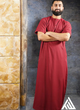TheTopiWala’s Red Short Sleeves Thobe – A striking, Sunnah-inspired jubbah for Muslim men, blending tradition with contemporary elegance. Perfect for ISNA conferences and Ramadan nights.