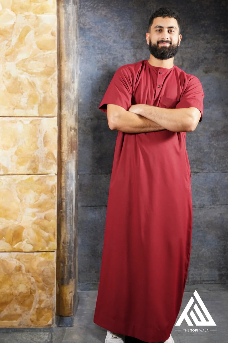 TheTopiWala’s Red Short Sleeves Thobe – A striking, Sunnah-inspired jubbah for Muslim men, blending tradition with contemporary elegance. Perfect for ISNA conferences and Ramadan nights.