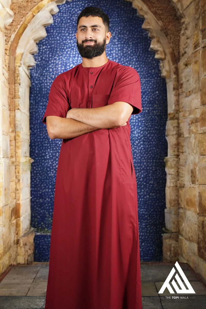 Celebrate your faith with TheTopiWala’s Red Short Sleeves Thobe – A bold, yet modest jubbah perfect for Eid festivals, Friday prayers, and Islamic gatherings.